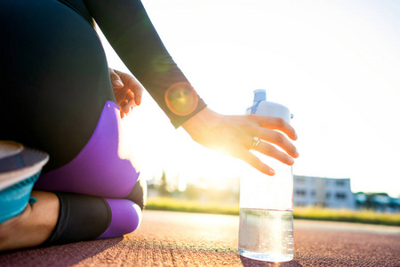 女运动员们在日落时分再次蹲下来喝水