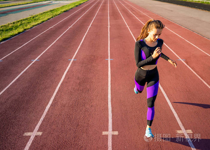 1.女运动员在日落时分在体育场跑步
