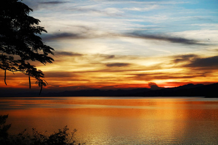 山湖黄昏灯图片