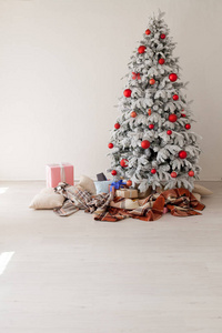圣诞树冬天新年节日礼物白色家庭装饰