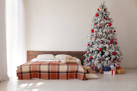 圣诞树在主卧室床假日礼物新的一年白宫装饰