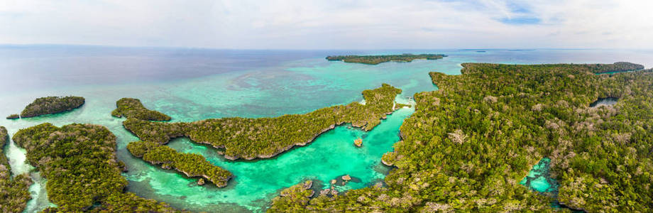 空中热带天堂，原始海岸线，热带雨林，蓝色湖泊，在Bair岛。 印度尼西亚莫卢卡斯群岛基岛班达海。 最佳旅行目的地最佳潜水浮潜。