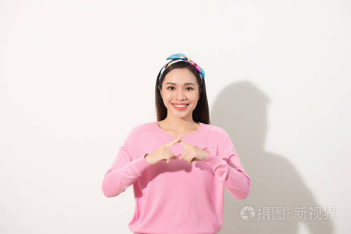 美丽的亚洲女孩手指交叉x形白色背景