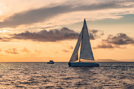 帆船在海上日落的背景
