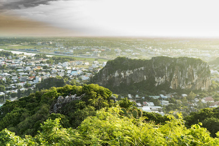 美丽的日落在大理岩山，在大南迷人的景色为城市Jungle和座椅旅行的概念。