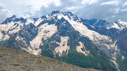 雪峰背景下的夏日山景