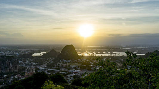 美丽的日落在大理岩山，在大南迷人的景色为城市Jungle和座椅旅行的概念。