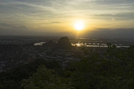 美丽的日落在大理岩山，在大南迷人的景色为城市Jungle和座椅旅行的概念。