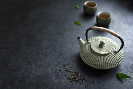 茶杯茶具茶壶和茶杯在黑色背景复制空间.