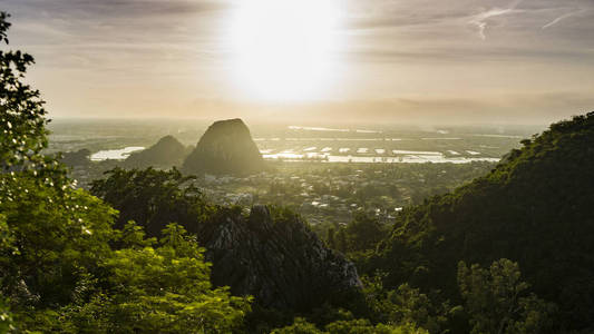 美丽的日落在大理岩山，在大南迷人的景色为城市Jungle和座椅旅行的概念。