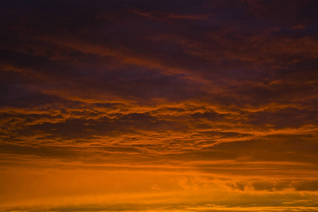 日落时形成的壮观生动的红云