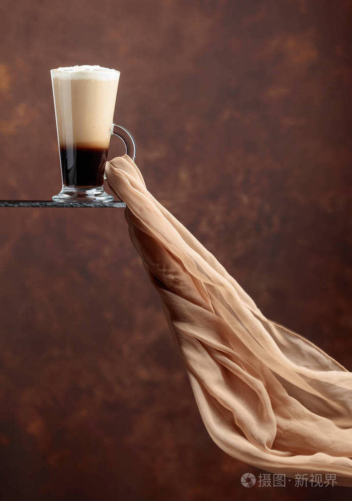 咖啡饮料或鸡尾酒，棕色背景的奶油。 在风雪纺围巾中进化。 复制您的文本空间。