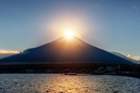 冬季在山中湖的富士钻石。富士钻石是日本山顶上的太阳景观