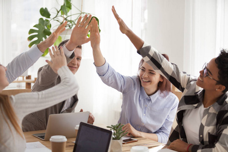 微笑的同事们携手共进, 参与办公室团队建设照片