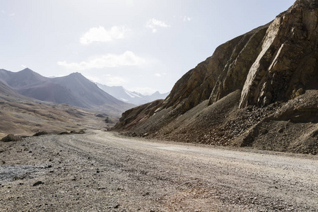 塔吉克斯坦帕米尔山AKBaital Pass地区的沙漠景观和道路