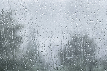 下雨天窗户图片