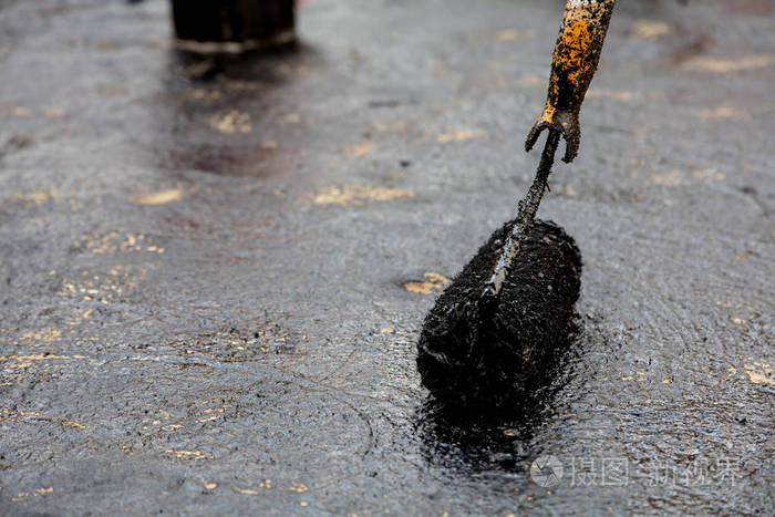 平屋面安装加热和熔化沥青屋顶毡