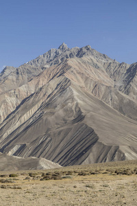 帕米尔山上美丽的风景。 从塔吉克斯坦到阿富汗的风景，背景是山峰