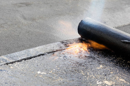 加热和熔化沥青屋顶毡.照片