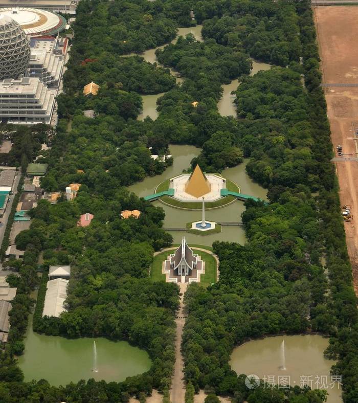 从上面观察曼谷市区有寺庙的绿色花园的景色。