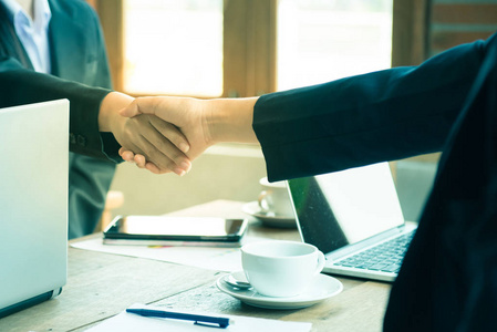 业务信任承诺,业务合作伙伴牵手帮助信任,支持移情和因素关系营销,以