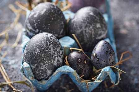 复活节用石头或大理石画鸡和蛋图片