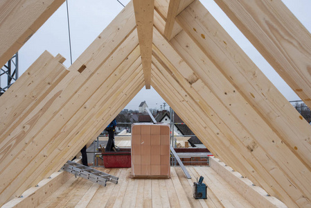 新房子用砖用木屋顶建造新房子照片