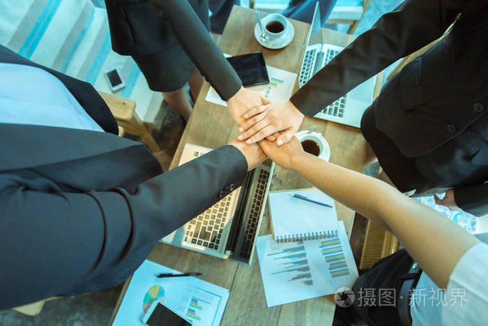 业务信任承诺,业务合作伙伴牵手帮助信任,支持移情和因素关系营销,以