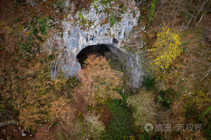 无人驾驶飞机对森林洞穴入口的鸟瞰