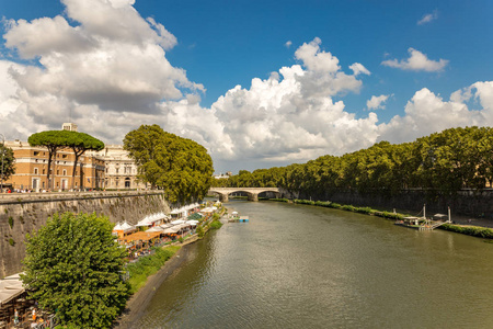 罗马泰伯河景观及其特色市场