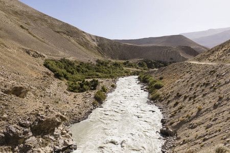 帕米尔河位于塔吉克斯坦右侧和阿富汗左侧边境的帕米尔山脉