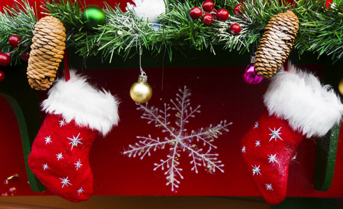 圣诞节或新年假期背景, 纹理, 壁纸。平躺的五颜六色的绿色, 红色和金色圣诞树装饰球, 顶部视图。新年贺卡概念, 节日气氛