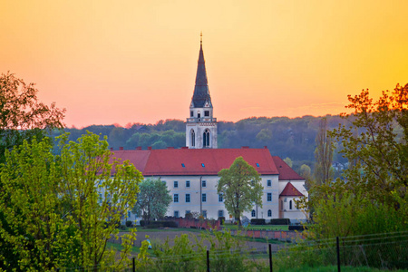 希腊天主教大教堂在克里泽维奇日落视图普里戈耶地区克罗地亚