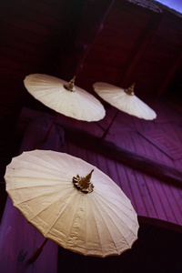 泰国寺庙里的古伞