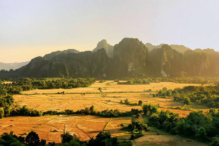 翁维恩老挝农田和岩层的鸟瞰图。 翁维恩是石灰石喀斯特景观中冒险旅游的热门目的地。
