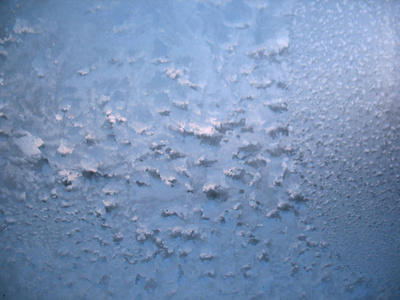 这是冬天玻璃窗上霜冻的图案图片