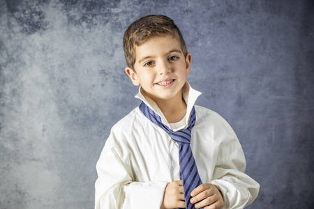 系领带的小男孩的肖像照片