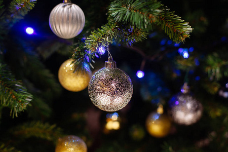 装饰的圣诞树模糊的闪闪发光和仙女的背景