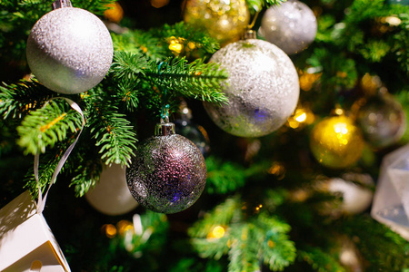 装饰的圣诞树模糊的闪闪发光和仙女的背景