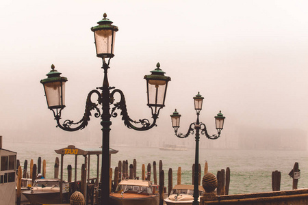 圣马可广场附近的大河堤旁的威尼斯路灯