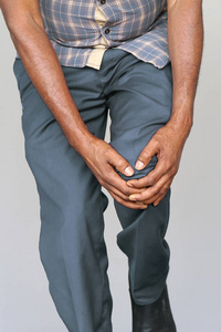 老年人感到关节疼痛,有健康问题,用手摸腿. 保健概念.照片