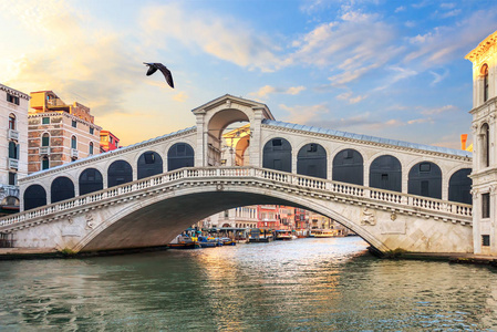 在安静的早晨, 里亚尔托桥, 没有人, 威尼斯, 意大利照片