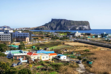 早上拍摄的Seongsanilchulbong和周围城镇的景色。 韩国济州岛是韩国济州岛的著名地标