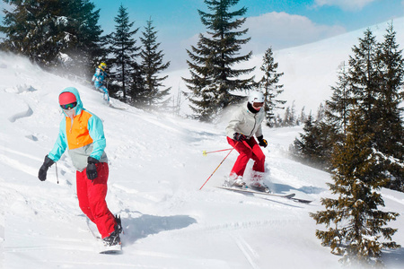 人们滑雪板冬季运动友谊的概念。