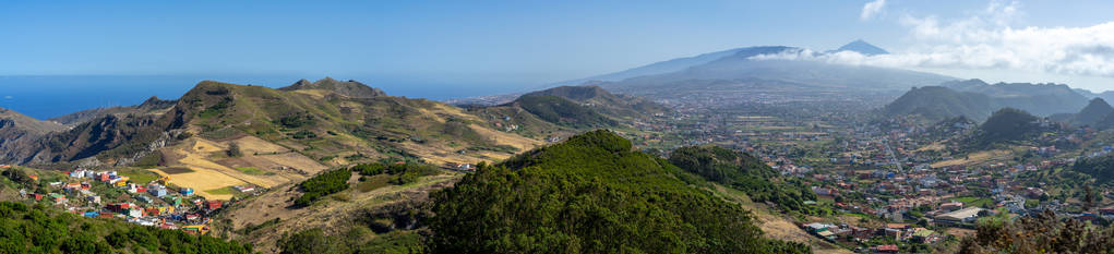 山谷全景，旧首都圣克里斯托巴尔德拉拉古纳岛和火山堤。 泰内利夫。 加那利群岛。 西班牙。 从海拉多德贾迪纳的观景台。