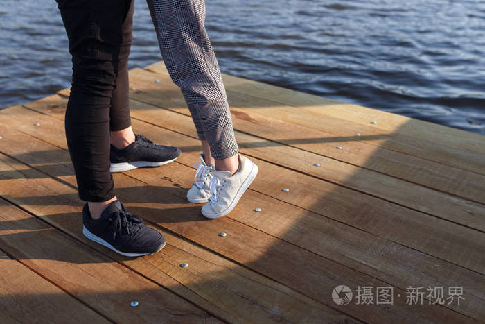 码头上情侣的裁剪腿