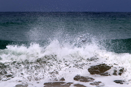以色列北部地中海的风暴和风
