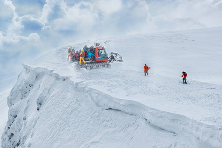 一群自由人乘坐雪地车来到山顶