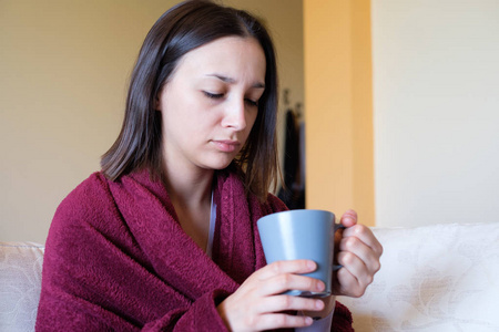 生病的女人感到不舒服和疲倦的肖像