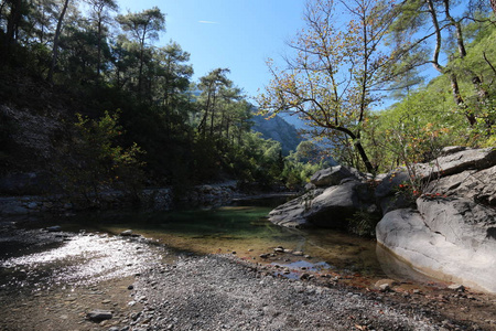 峡谷里崎岖的山河